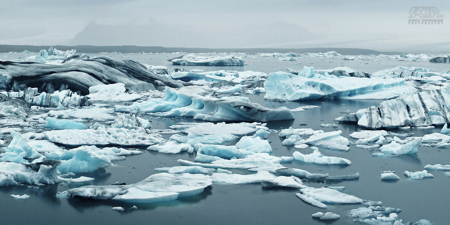 Jökulsárlon Jökulsárlón is het bekendste en grootste gletsjermeer in IJsland. Het ligt ten zuiden van de Vatnajökull gletsjer tussen het nationale park Skaftafell en het stadje Höfn.  Stefan Cruysberghs